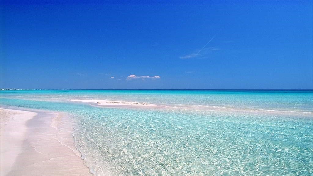 Plage de Pescoluse bondée en pleine saison estivale dans les Pouilles