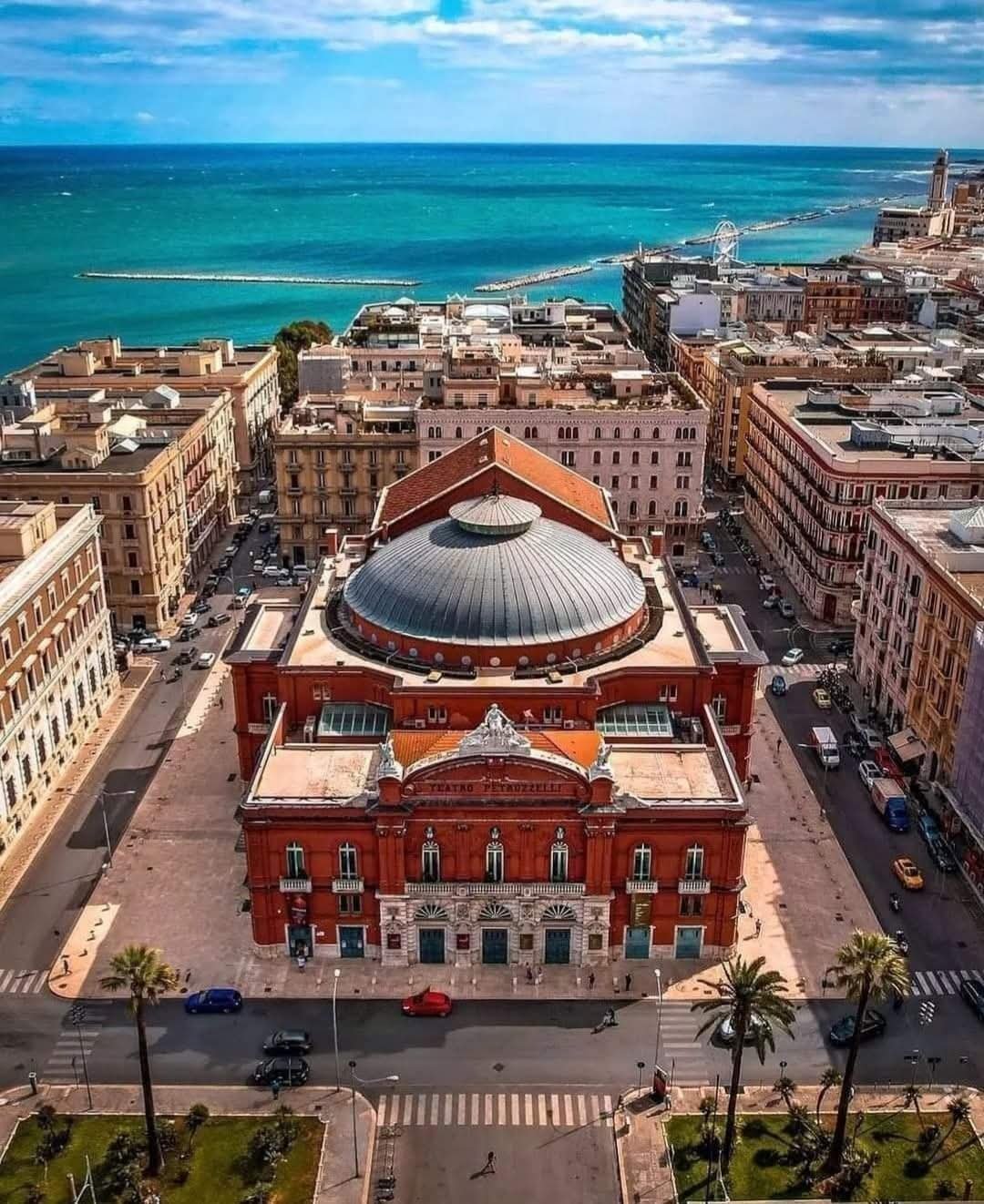 Vue aérienne de Bari et de son front de mer, la ville desservie par l'aéroport international Karol-Wojtyla