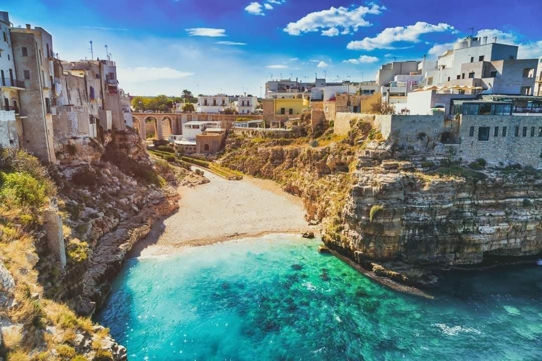 Maisons blanches de Polignano a Mare perchées sur la falaise