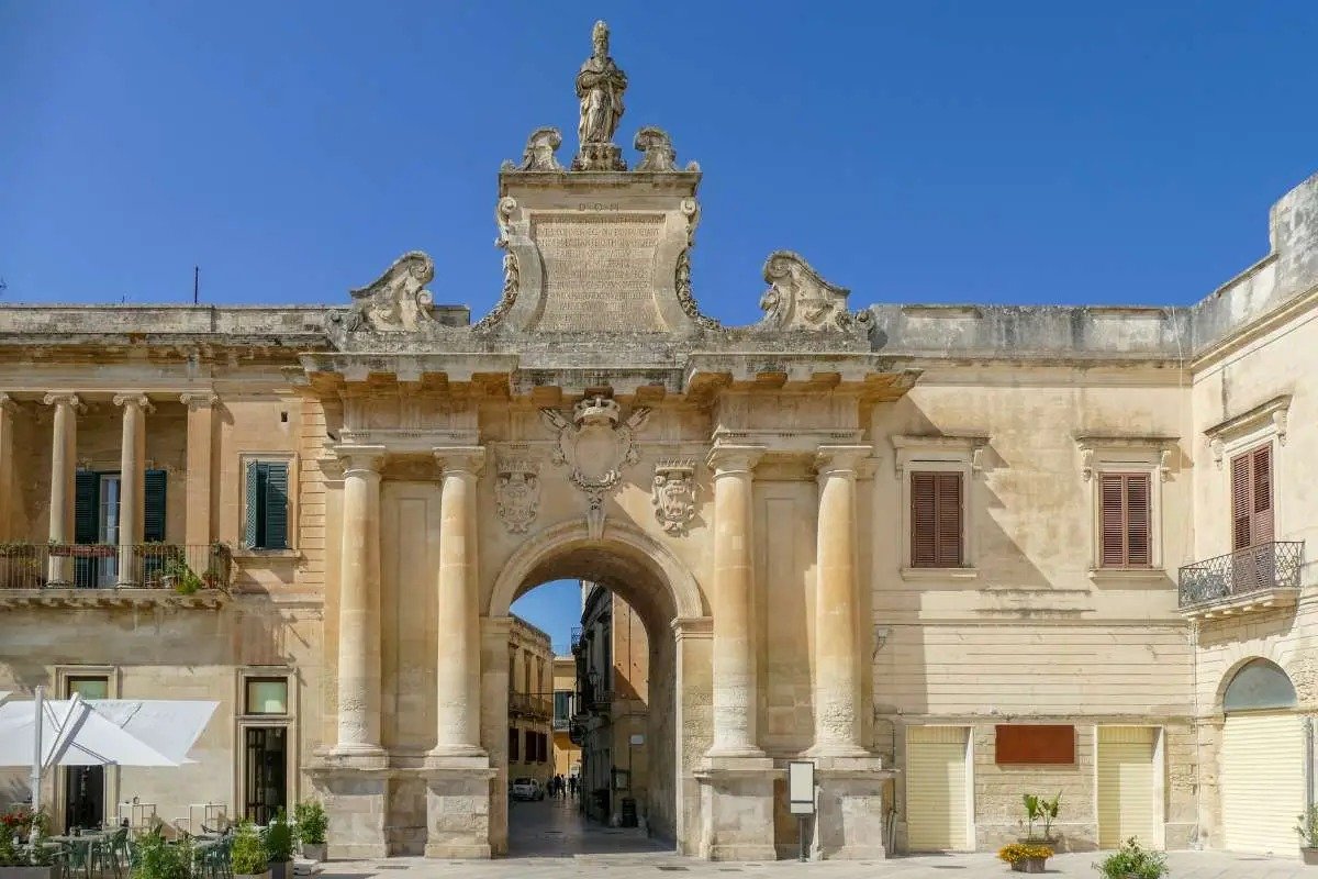 Façade sculptée en pierre de Lecce, dans le style baroque local