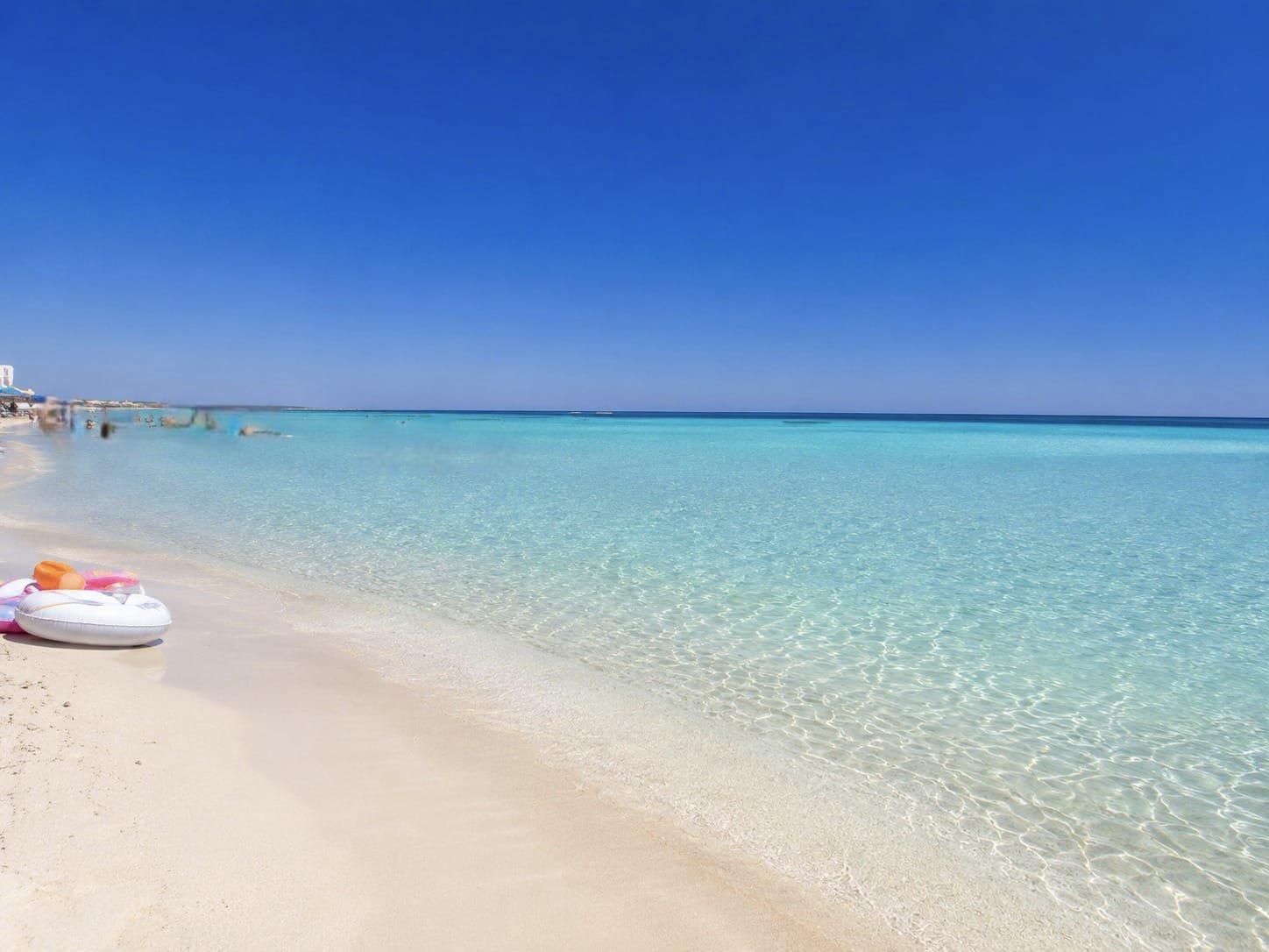Eau turquoise et sable blanc à Punta Prosciutto, Salento, Pouilles