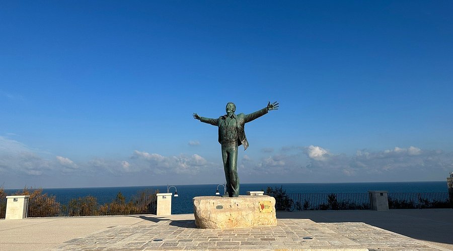 Statua di Domenico Modugno