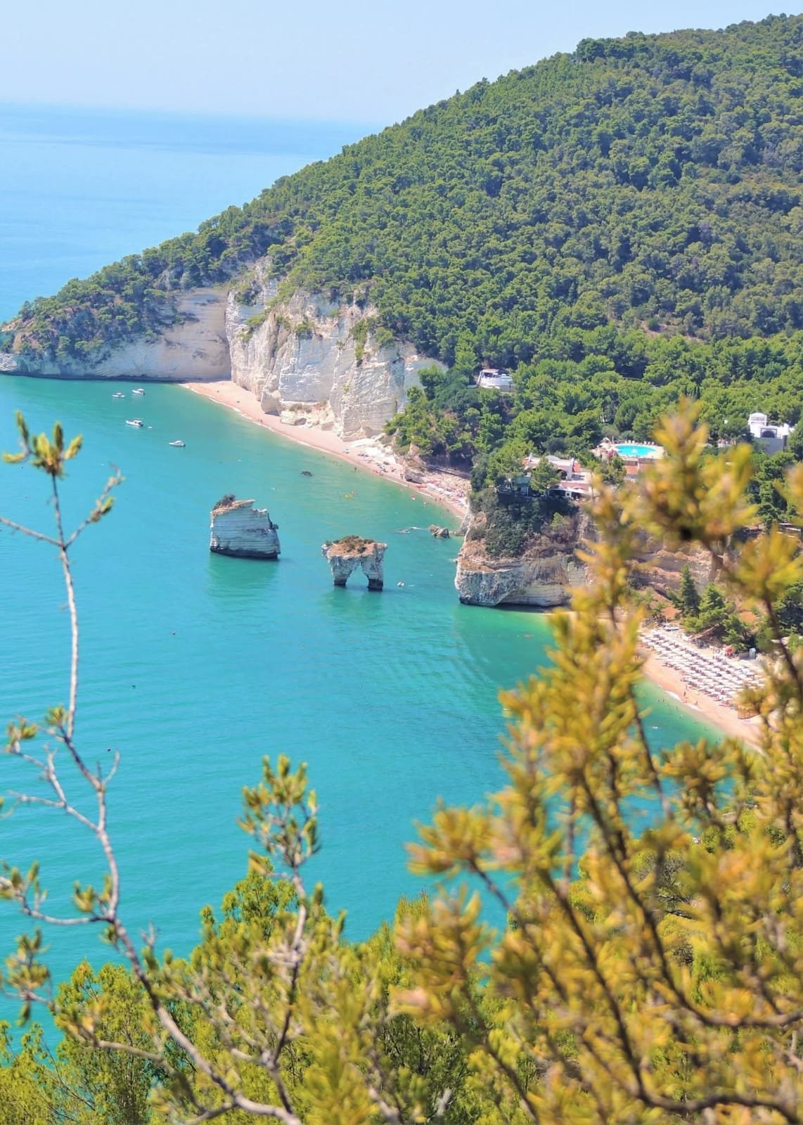 Falaises blanches et mer turquoise à la Baia delle Zagare, Gargano