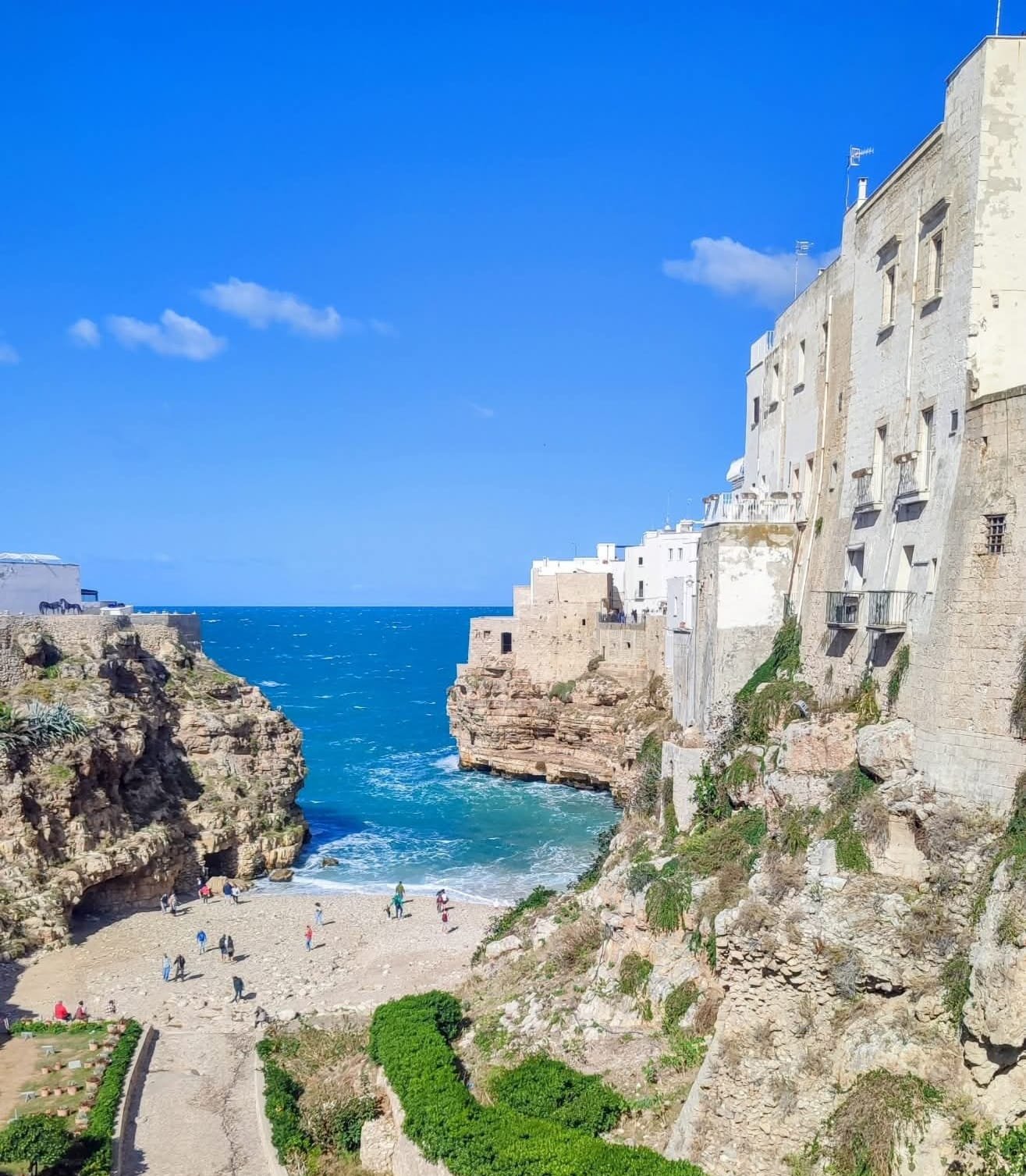 Lama Monachile, crique de galets entre les falaises de Polignano a Mare