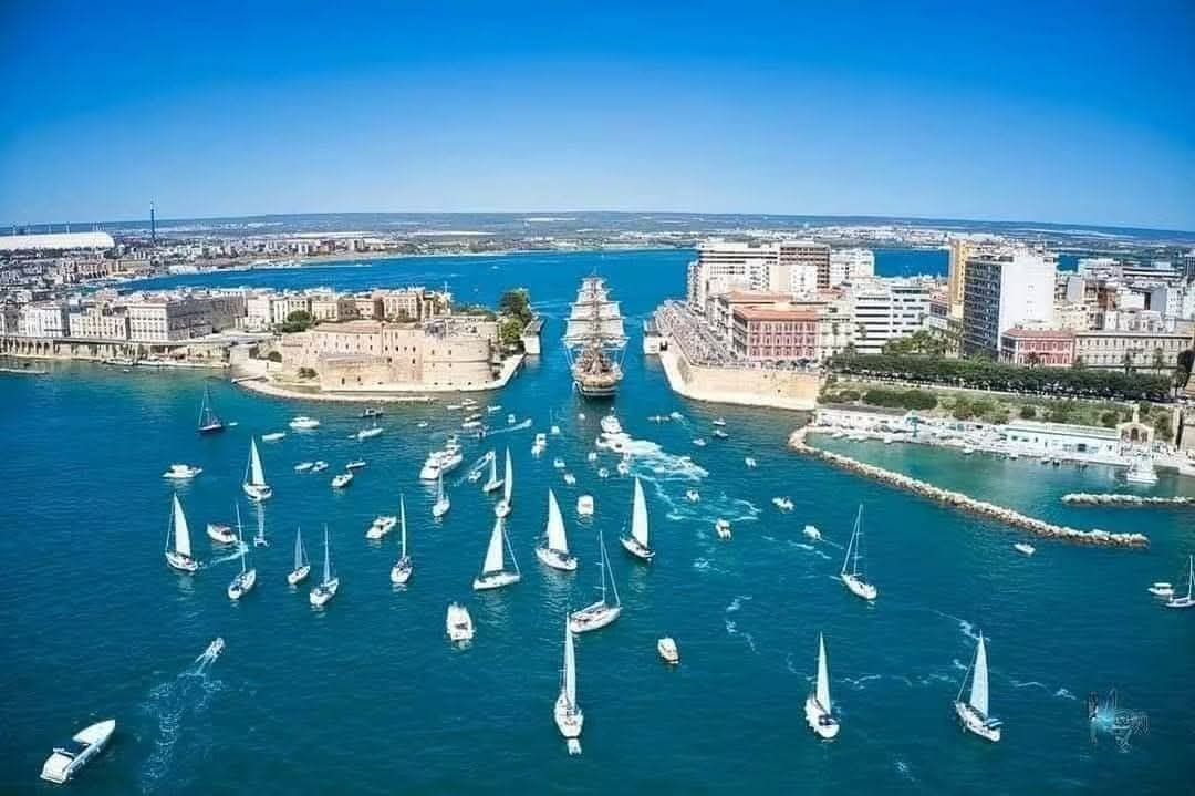 Vue sur la ville de Taranto, entre mer Grande et mer Piccola