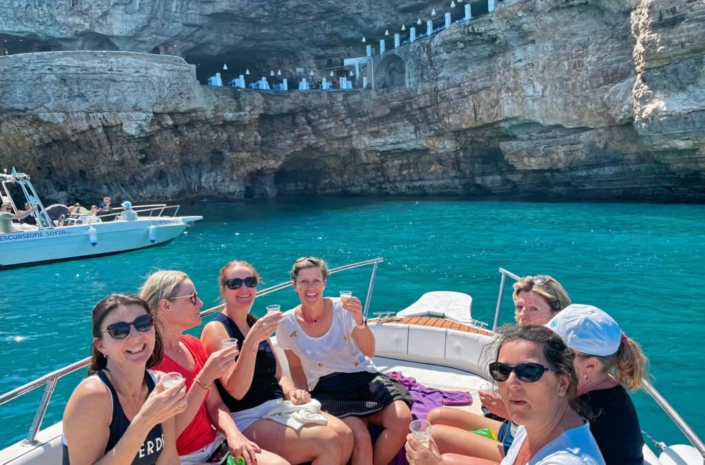 Explorez les grottes de Polignano a Mare en bateau avec apéritif.