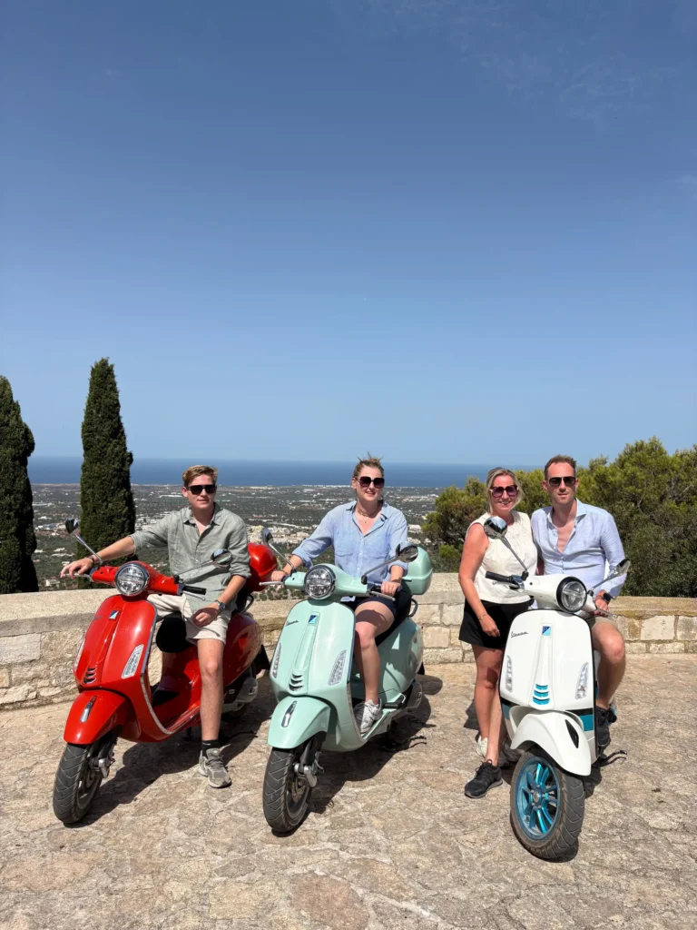 Explorez la Vallée d’Itria en Vespa et dégustez les saveurs locales.