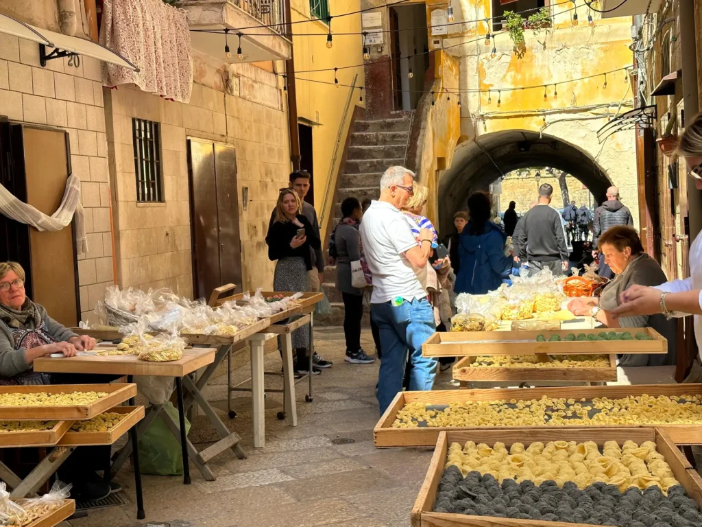 Vivez les traditions de Bari à travers les célèbres orecchiette.
