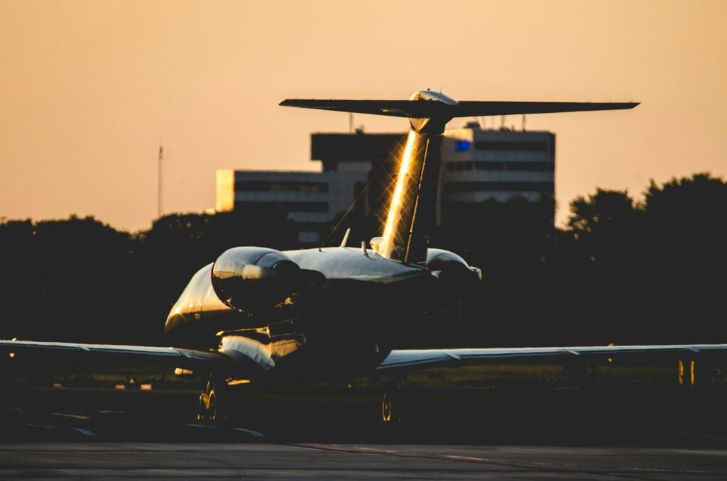 Avion au décollage, ciel au coucher du soleil
