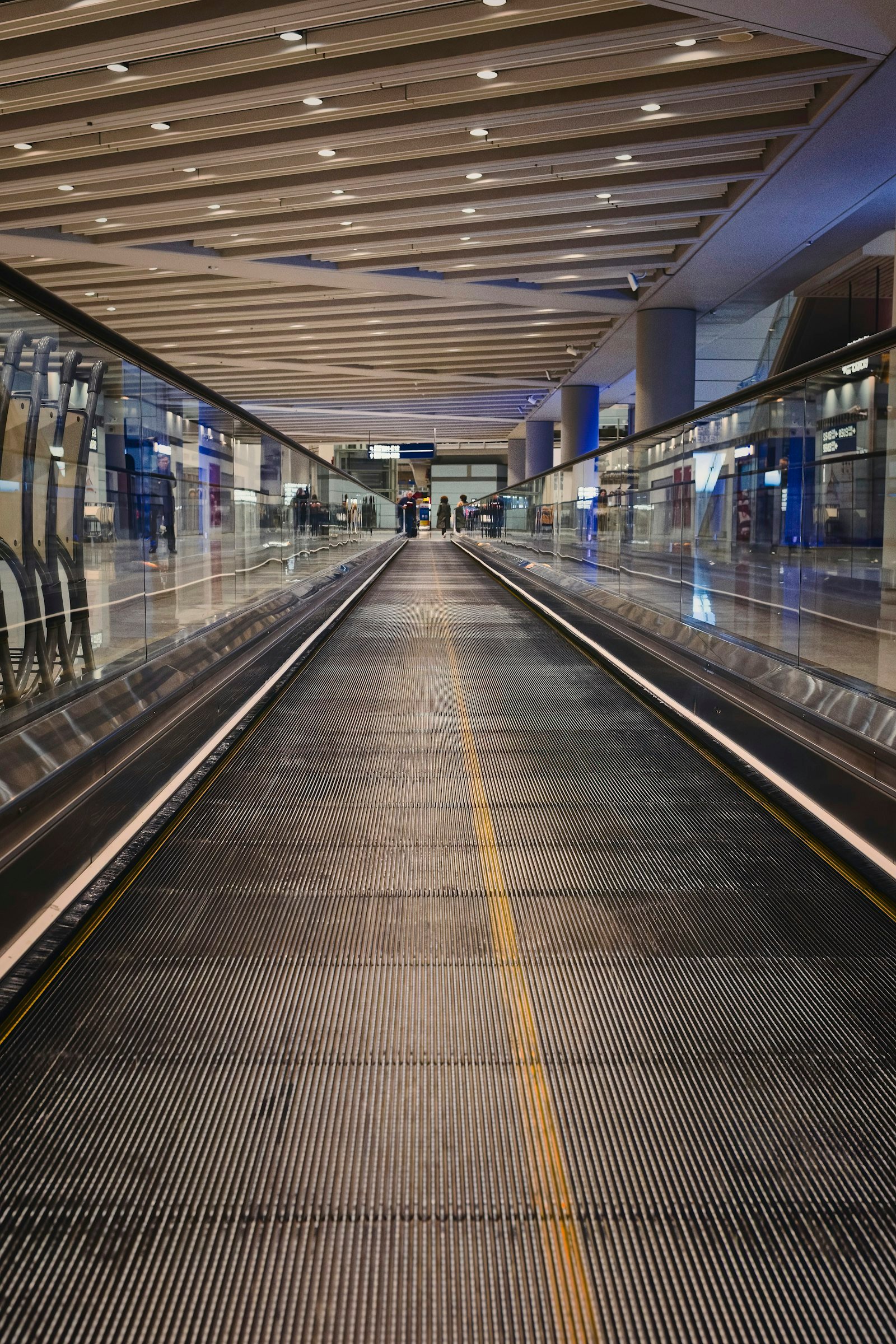 Passerelle moderne dans un terminal d’aéroport